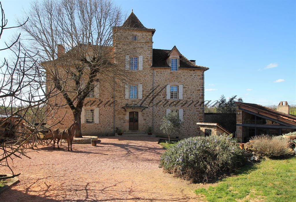 property 25 rooms for sale on FIGEAC (46100)