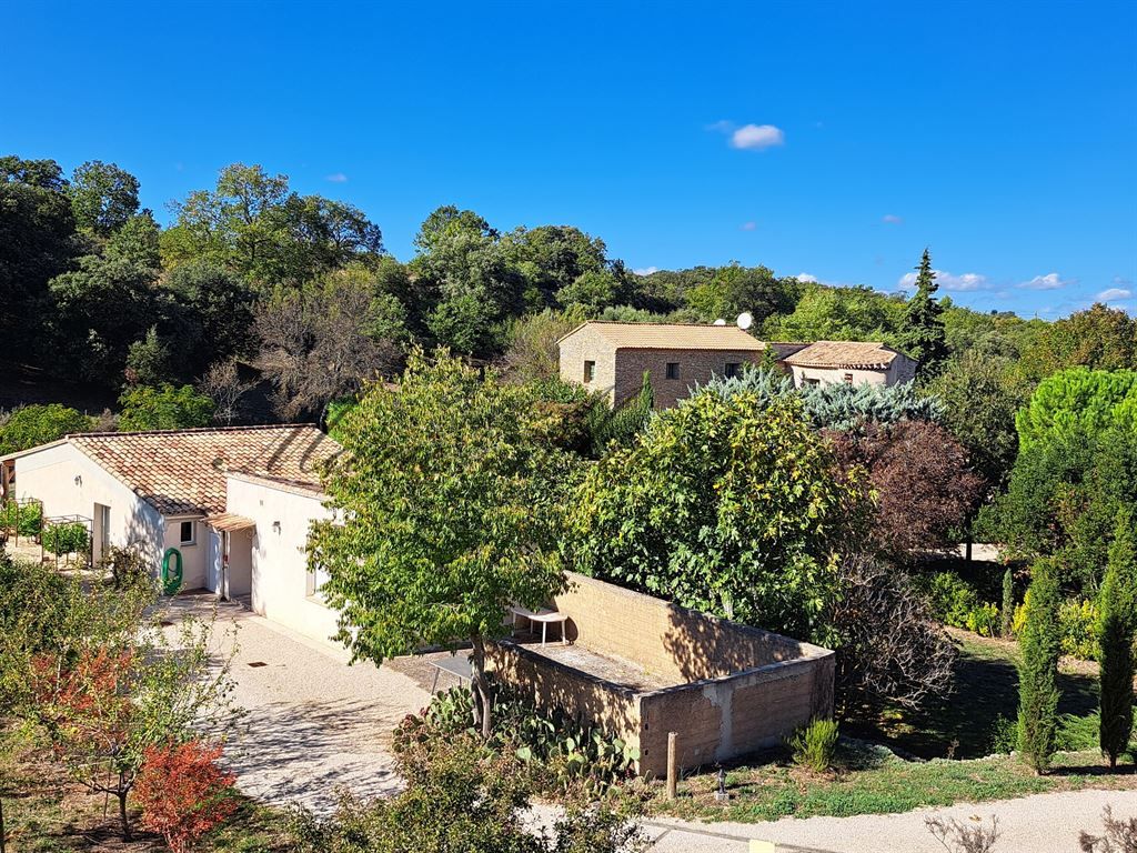property 20 rooms for sale on VENASQUE (84210)