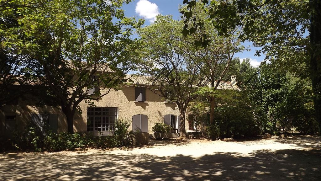 property 20 rooms for sale on L ISLE SUR LA SORGUE (84800)