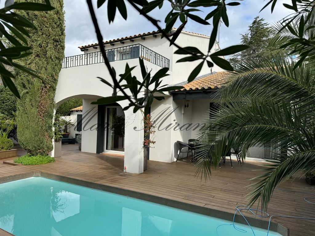 house 9 rooms for sale on LES ANGLES (30133)