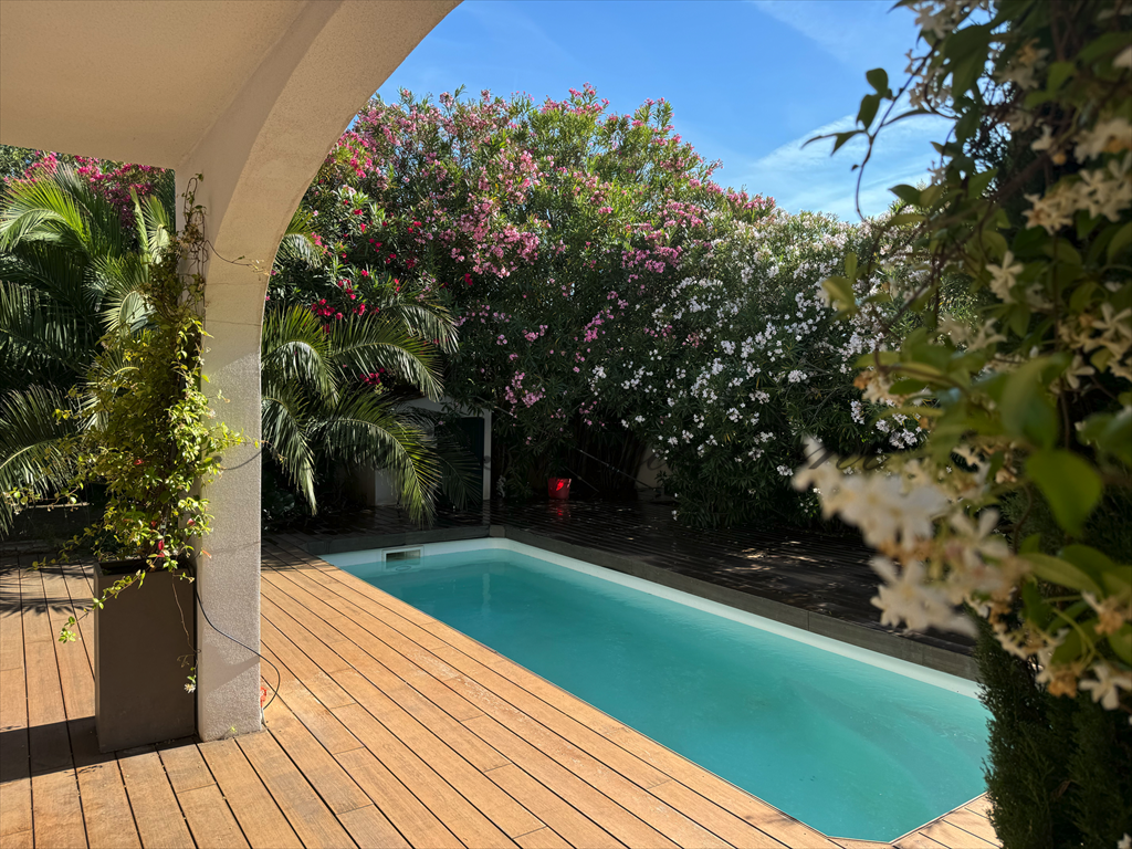 house 9 rooms for sale on AVIGNON (84000)