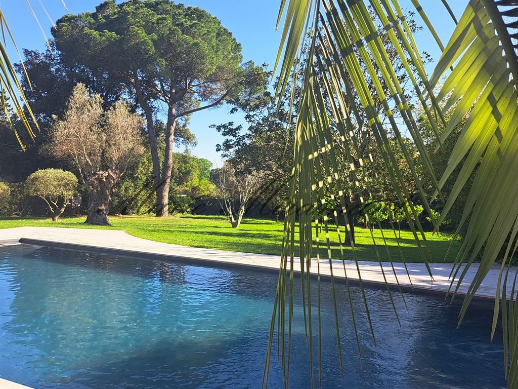 villa 9 rooms for sale on NIMES (30000)