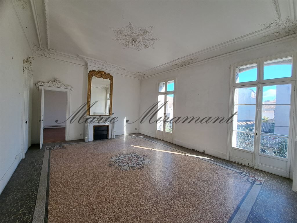 mansion (hôtel particulier) 20 rooms for sale on NIMES (30000)