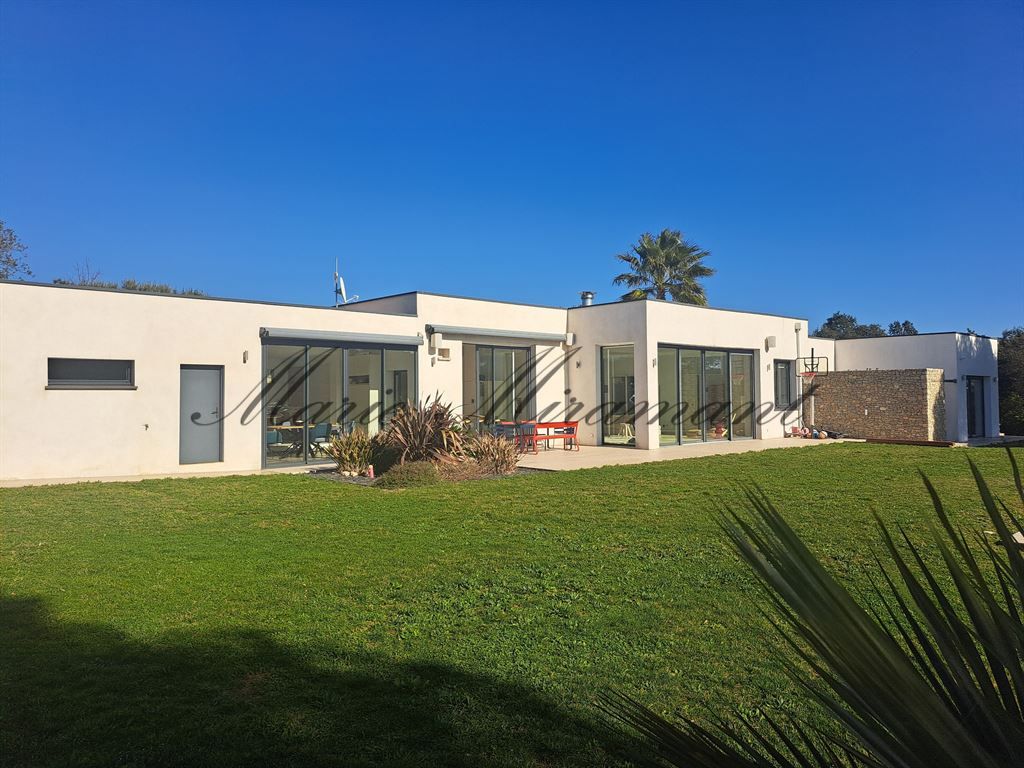 house 12 rooms for sale on NIMES (30000)