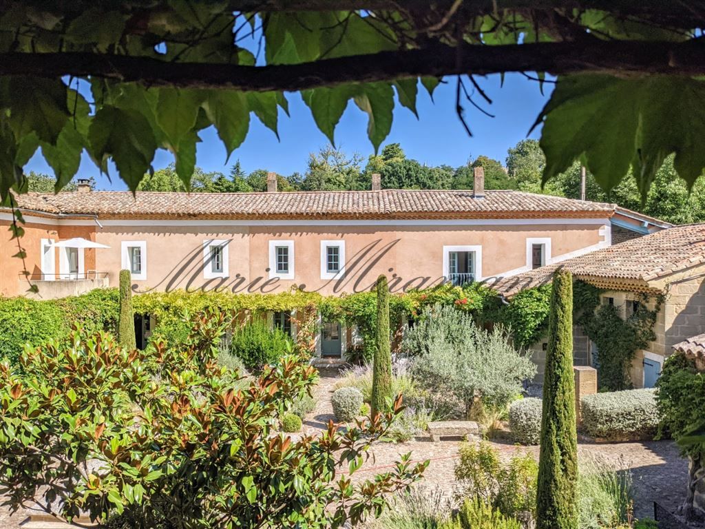 propriété 45 pièces en vente sur UZES (30700)