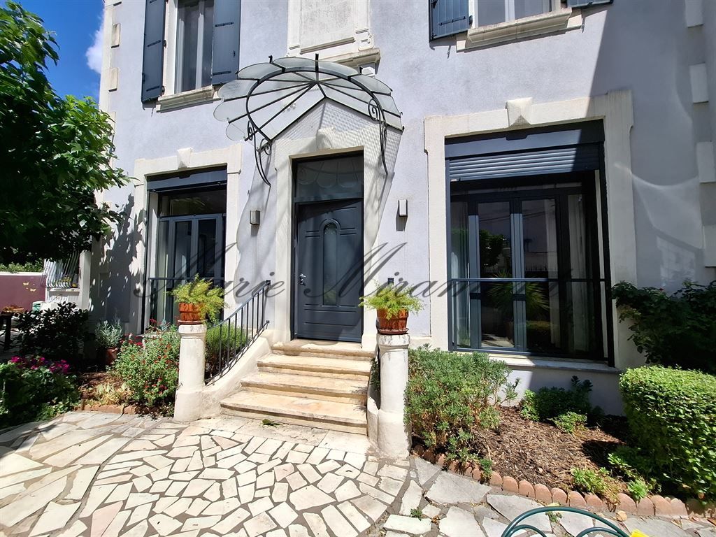 house 6 rooms for sale on AVIGNON (84000)
